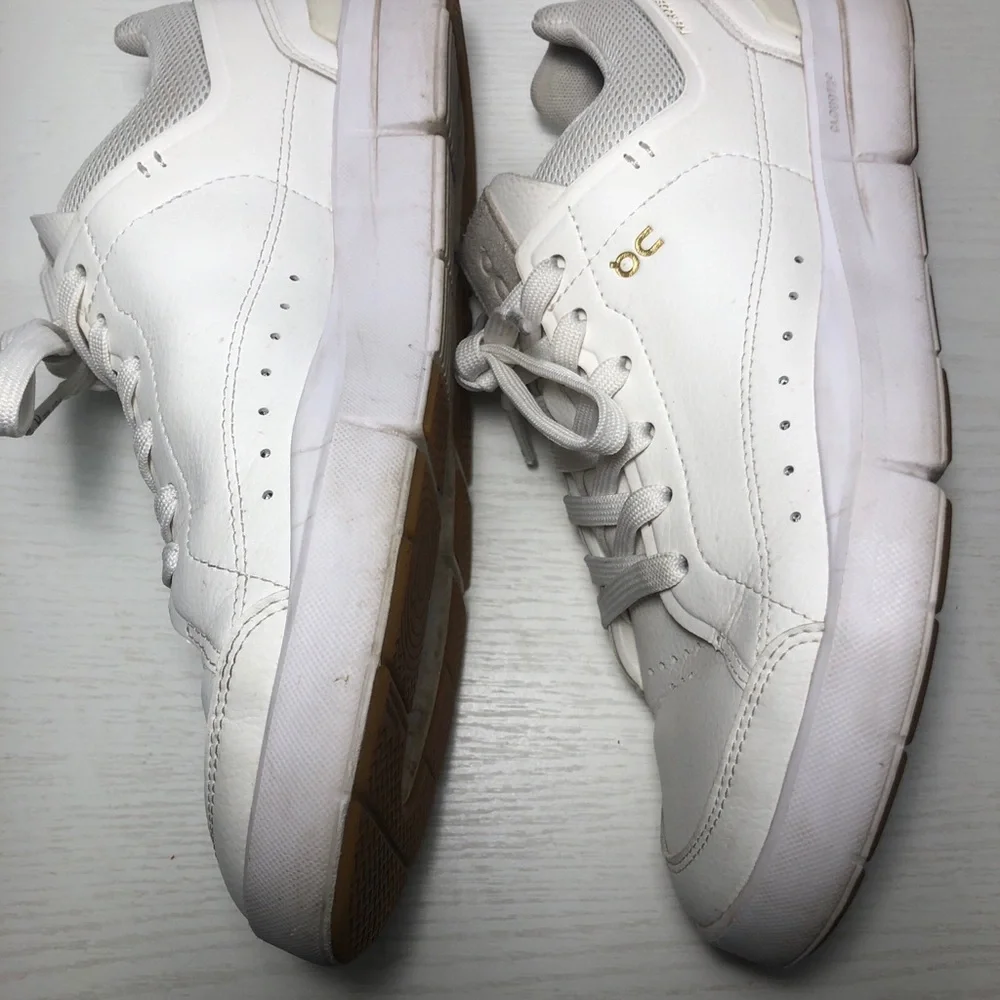 Women’s ON The Roger Centre Court white leather sneakers- Size 7.5